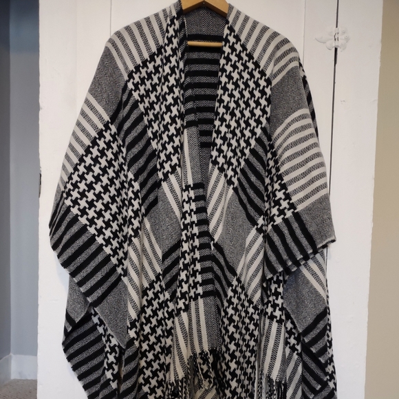 Multi pattern b/w blanket wrap - Picture 2 of 5